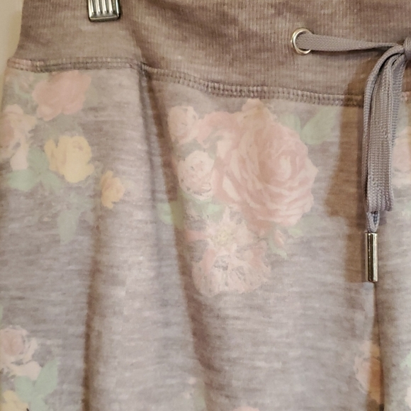 Kim Kardashian Collection Capris - Picture 3 of 9